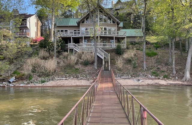 Updated lake house on beautiful Bear Creek!