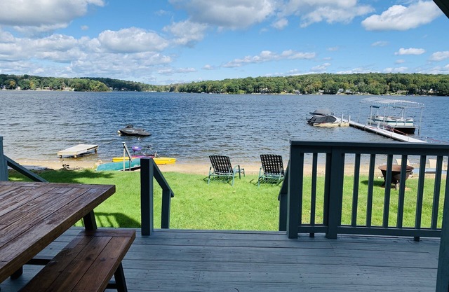 Updated Lakefront House *outdoor tv and water toys- 10 min from UConn