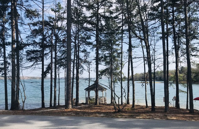 Updated luxury Keowee Key condo, short drive to Clemson