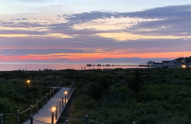 Modernisierte Modern Waterfront Condo mit Privatstrand, Pool, Tennis, Pier & mehr.