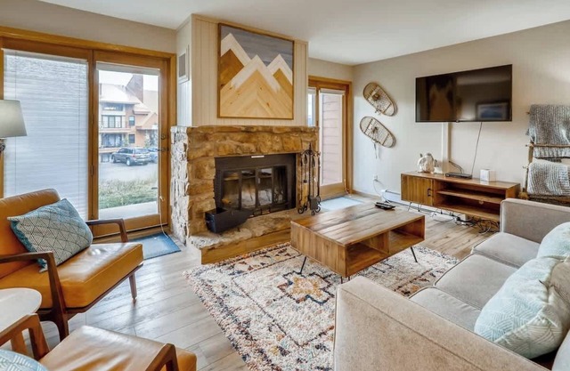 ♥ Updated Cozy Mountain Condo w/ Fireplace, - Near Ski/Lake/Golf/Shops