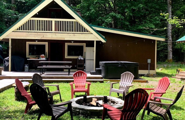 Peaceful Riverfront Cabin w/ Hot tub-Greenwater-Crystal Mountain-Mt.Rainier