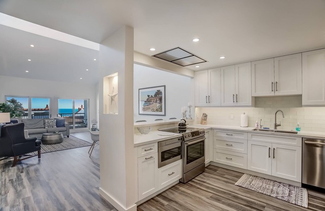 Updated Penthouse! Steps from the sand at Leadbetter Beach, pool, spa, BBQ and more!