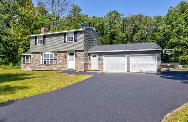 Updated Pool home - Saratoga Race Track, Skiing & Lake George! Easy I87 access