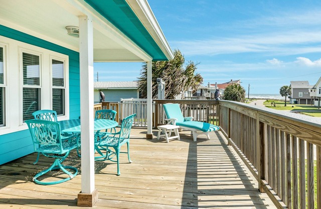 Updated Private Home w/3rd Row Gulf Views; 7 houses to beach, 10 mi Downtown