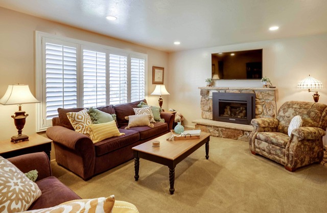 Updated Ranch Apartment w/ Deck - 9 Mi to Downtown