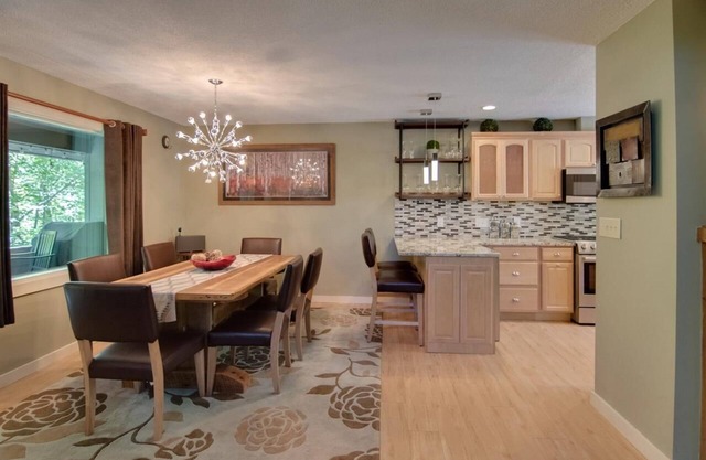 Aktualisiert Seltene 4 Schlafzimmer Clearbrook Condo