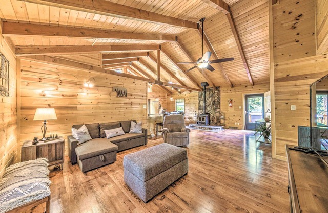 Updated Ruidoso Cabin w/ Spacious Deck & View