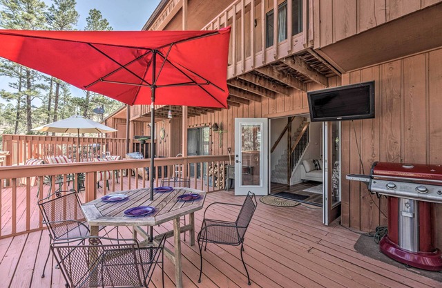 Updated Ruidoso Mountain Escape w/ Deck & Balcony!