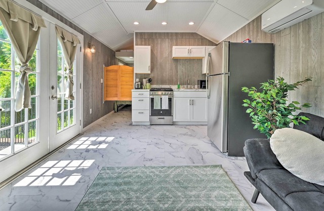 NEW! Updated Tiny Home < 1 Mi to Berkeley Springs