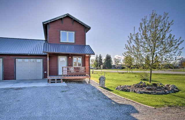 Updated Townhouse with Pergola, Walk to Downtown!