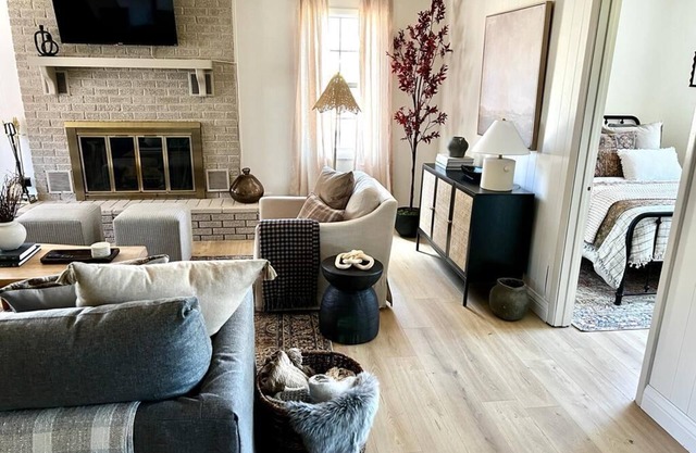 Updated! Upper Canyon! The Burgundy Bungalow Cabin with Fireplace - Pet Friendly