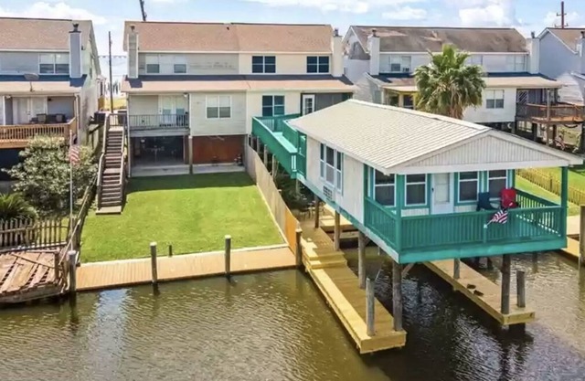 Updated Waterfront Townhome. Fish, Shrimp, boating! Beautiful views!