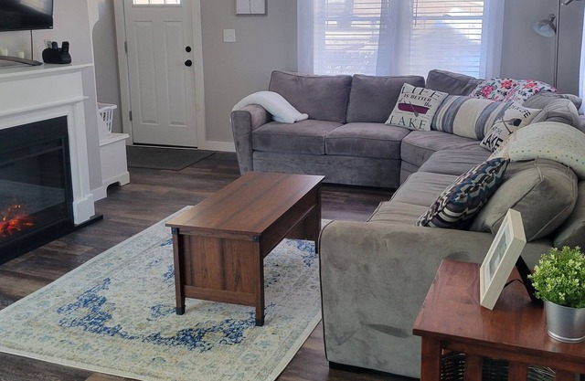 Updated Cottage in Lake Hayward Community