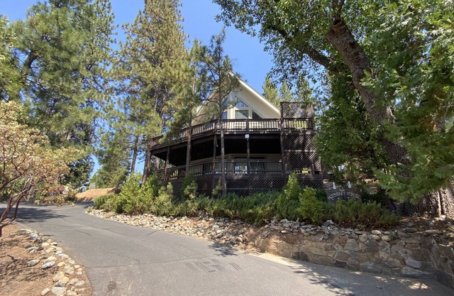Updated Yosemite X- Large Lake Resort w/ Mountain Views 2 decks & aut generator
