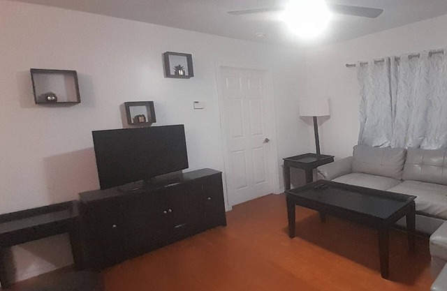 Upgraded 2 Bedrooms Apartment, Near Amenities