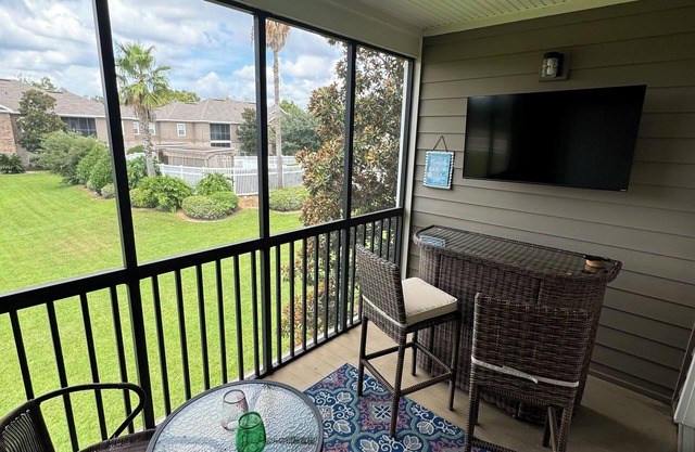Upgraded condo close to Beach