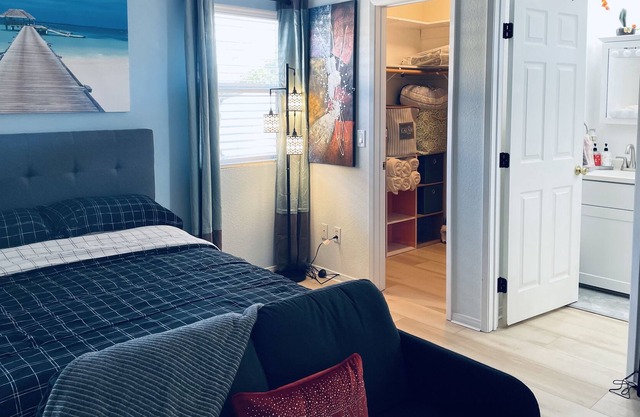 Upgraded family sized studio w/ free wine. 11 minutes to the beach!