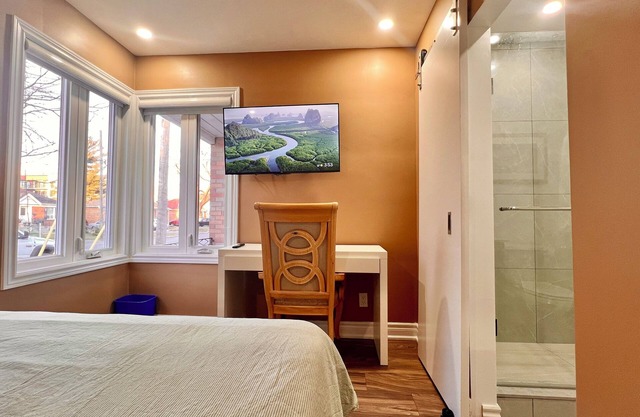 Upgraded Rooms with Bath 7-min to Subway Near Downsview Rogers Stadium
