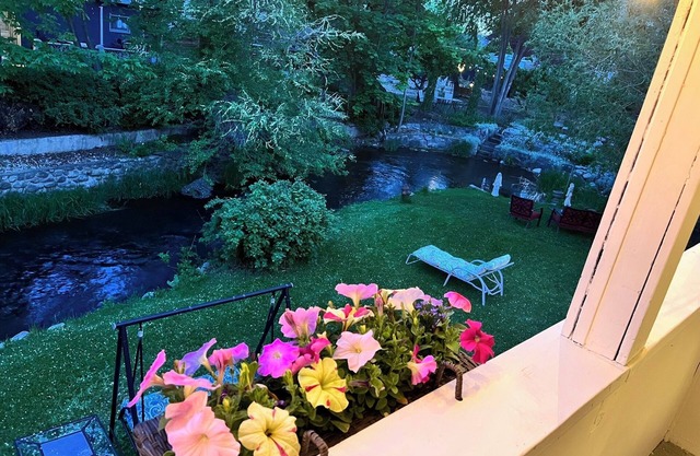 Upper House 2 bedroom Kelowna's Little Island near downtown, hospital and lake