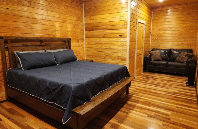 Upper Loft Suite Near Little River Canyon