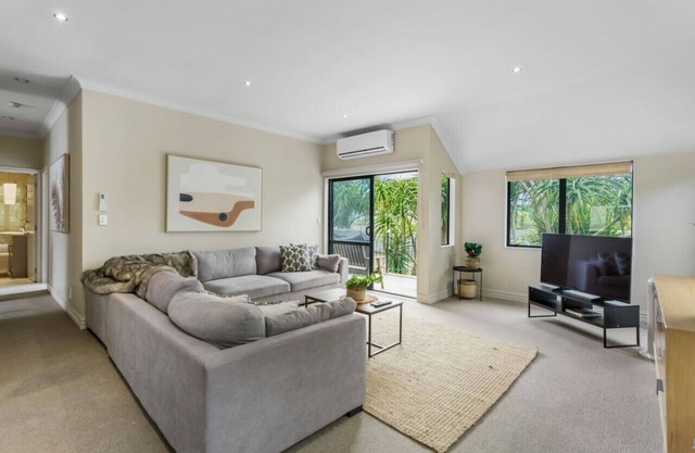 Upper Floor 2BR Unit near Eastern Auckland Beaches