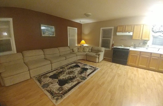 Oberes Loft mit zwei Schlafzimmern in Mount Clemens