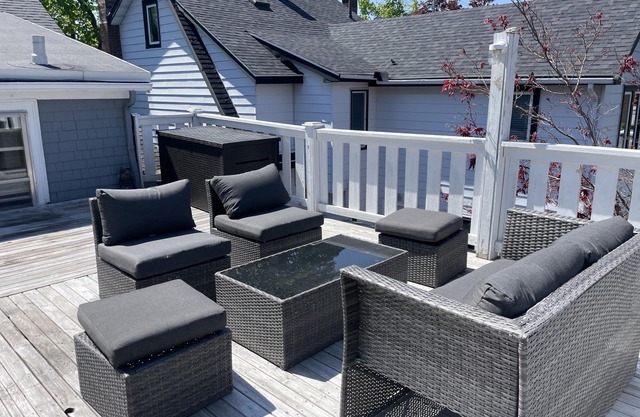 Upper TwoBedroom Close to Everything/ Schools/Restaurants