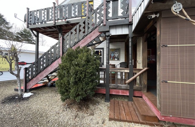 UPPER unit @ Looney Rooms in the heart of Ellicottville!