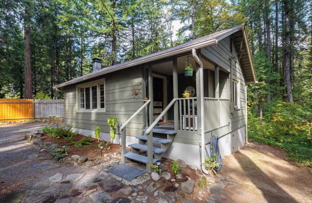 "UpRiver Nest" - Cabin on the Mckenzie River in Oregon