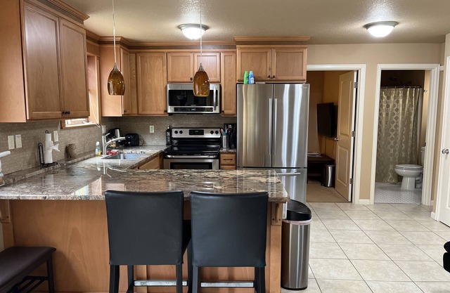 Upscale 1/1 apt close to Fred Meyers, MAX tram and 305 exit