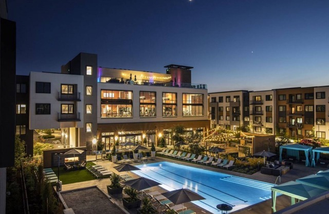 Upscale 1BR Condo in Menlo Park with Poolside Relaxation