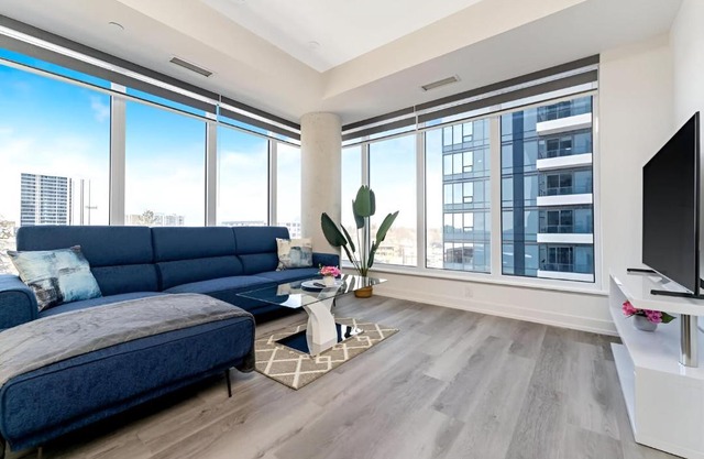 Upscale 1BR Condo with King Bed and Amazing Cityscape Views