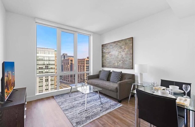 Upscale 1BR in Downtown | Kitchen | Gym | Work Space