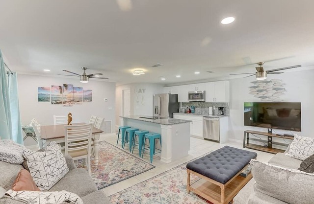 Upscale 2/2 condo with pool 6 mins from IMG