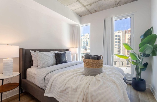 Upscale 2 BR condo in MTL OLd Port