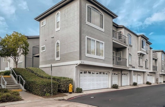 Upscale 2BR La Jolla Condo w/ Pool, Gym & Spa