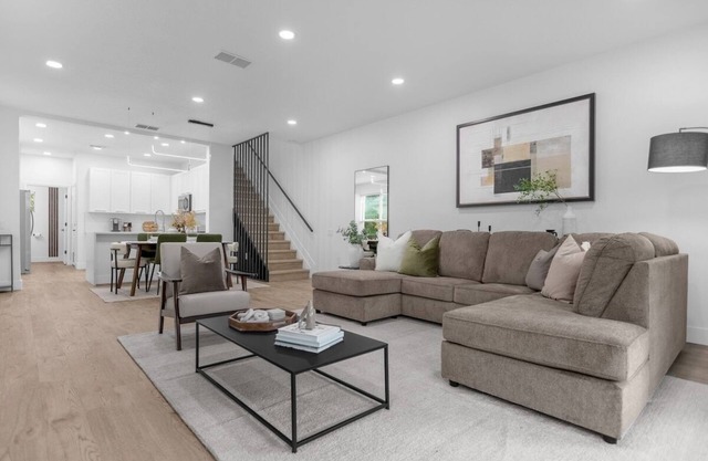 Upscale 3/2 Townhome | King Bed | Patio | Wifi