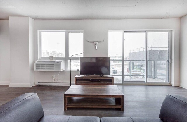 Upscale 3BR Apt: BBQ Area & Lovely Skyline Views