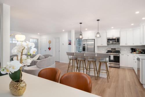 Upscale 4BR Retreat at the Reservoir!