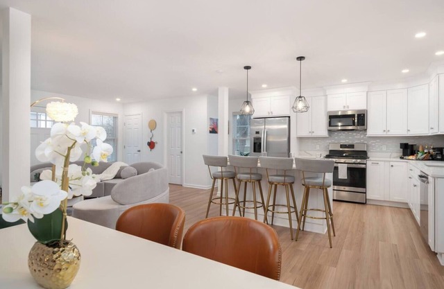 Upscale 4BR Retreat at the Reservoir!