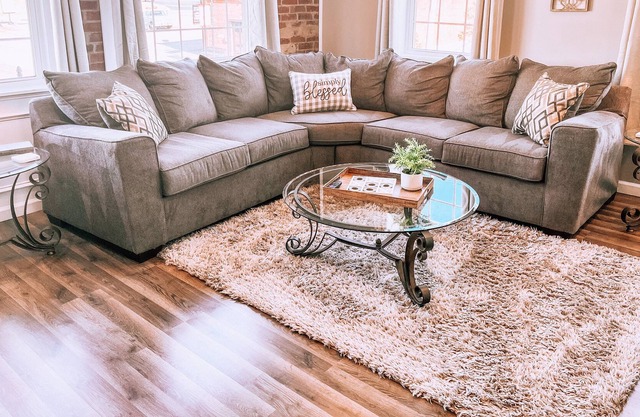 Upscale Apartment overlooking downtown - walking distance of the Amphitheater.