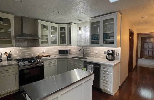 Upscale apartment, roof top terrace, walk to shops, restaurants, boardwalk, park