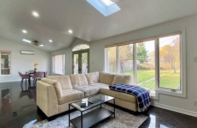 Upscale & Bright 6 Bedroom 2.5 Bathroom House