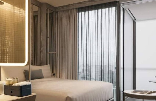 Upscale Clean Tech Hotel Next to Famous Orchard Rd Club King w Balcony