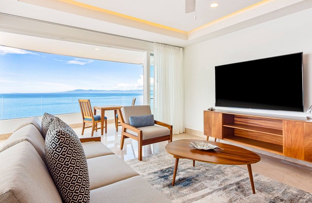 Upscale condo with wraparound oceanfront view, pool & pool spa