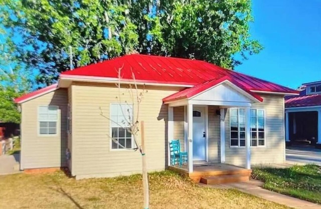 Upscale Cottage/gym/sauna/backyard/walk to: hiking/museums/restaurants/shop/SL6+
