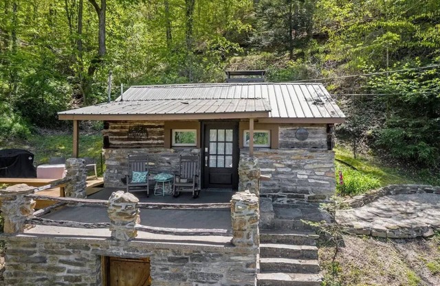 Cozy Cabin with WiFi Scenic Views of Bryson City Walk to Downtown A/C