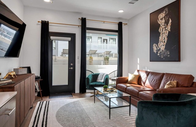 UPSCALE Cozy Nashville Condo★ POOL, PATIO, PARKING
