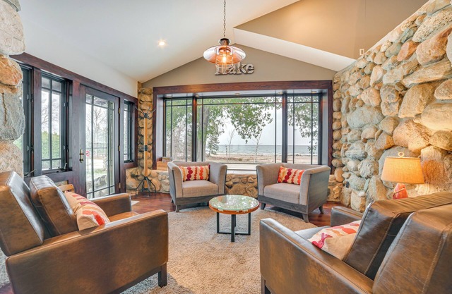 Gehobene Earl Young Charlevoix Cottage w / Deck